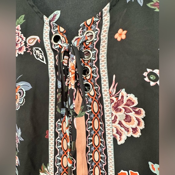 🛍️ black with floral high / low blouse great condition. - Picture 4 of 8